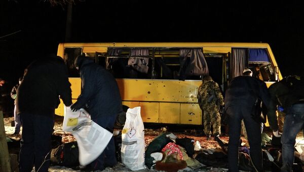 Autobús destruido en el este de Ucrania - Sputnik Mundo