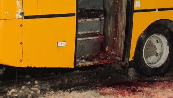 El autobús en Ucrania fue atacado con una mina direccional, dicen las milicias - Sputnik Mundo