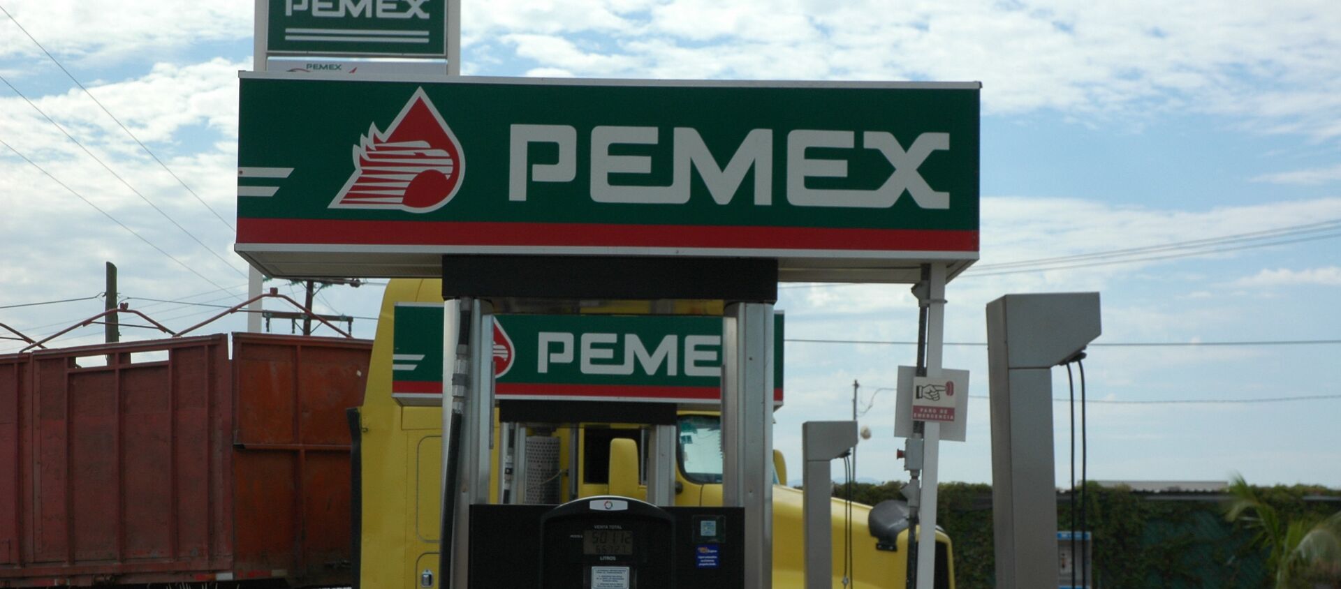 PEMEX station, with large yellow truck, Mexico - Sputnik Mundo, 1920, 17.12.2020
