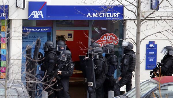 Un asaltante retiene a dos rehenes en una oficina de correos en las afueras de París - Sputnik Mundo