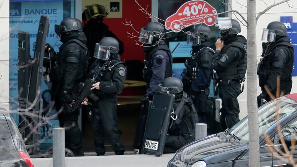 Miembros de las fuerzas especiales RAID franceses aseguran la zona próxima a la oficina de correos en Colombes - Sputnik Mundo