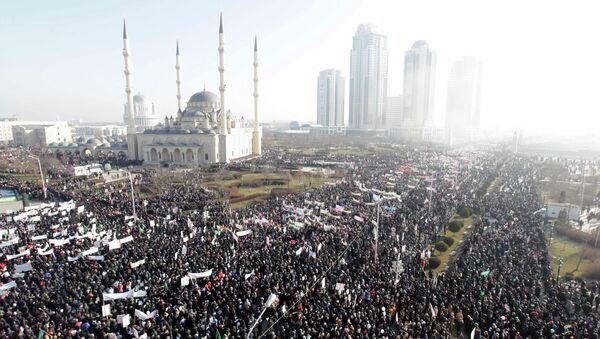 Manifestación en apoyo a los valores musulmanes en Grozni - Sputnik Mundo
