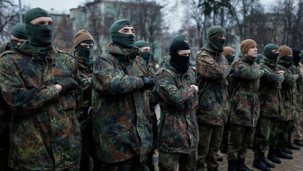 New volunteers for the Ukrainian Interior Ministry's Azov battalion line up before they depart to the frontlines in eastern Ukraine, in central Kiev January 17, 2015. - Sputnik Mundo