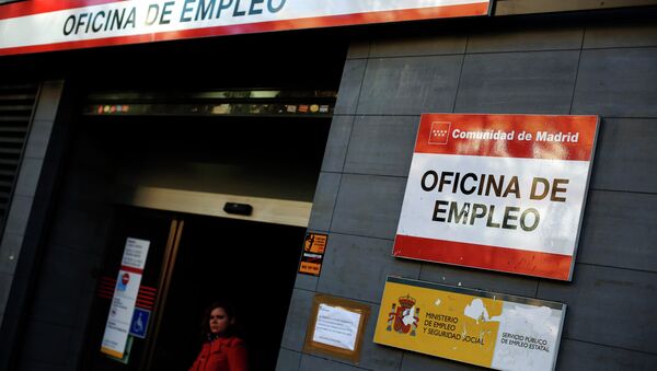 A woman walks out of a government-run employment office in Madrid, January 5, 2015. - Sputnik Mundo