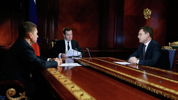Alexéi Miller, primer ministro ruso, Dmitri Medvédev y ministro de Energía de Rusia, Alexandr Novak - Sputnik Mundo