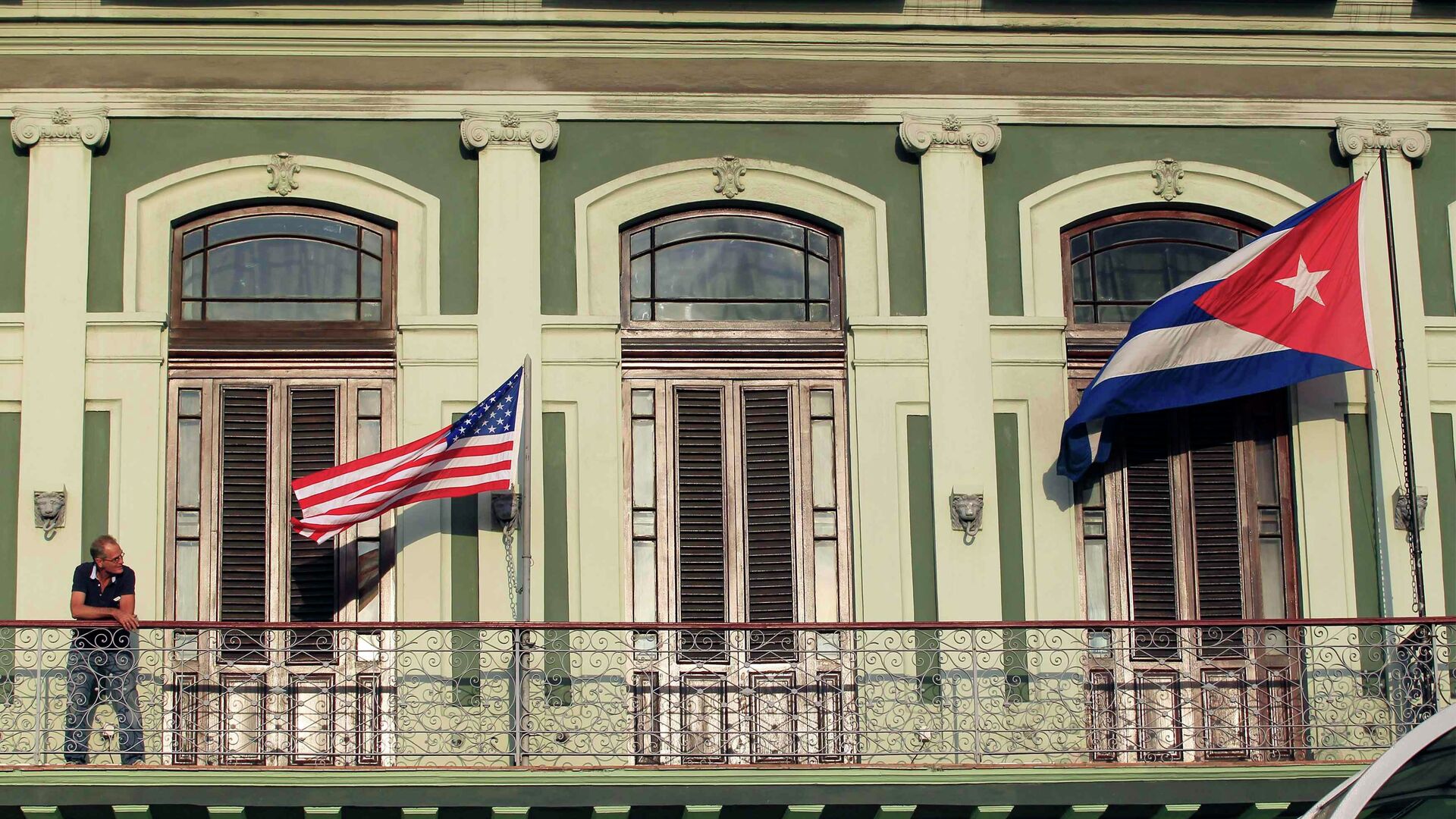 Флаги США и Кубы на балконе отеля, где остановилась американская делегация конгрессменов  - Sputnik Mundo, 1920, 17.12.2021