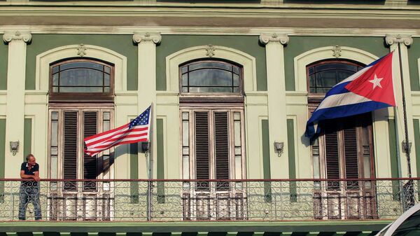 Флаги США и Кубы на балконе отеля, где остановилась американская делегация конгрессменов  - Sputnik Mundo