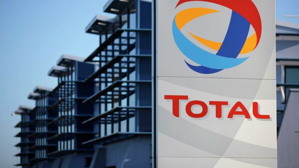 View of the logo of French oil giant Total in front of the oil refinery of Donges, near Nantes, in this December 20, 2013 file photo - Sputnik Mundo