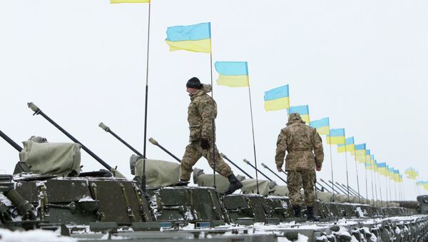 Ukrainian servicemen walk on armoured personnel carriers (APC) - Sputnik Mundo