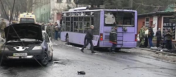 Trolebús dañado cerca de una parada de transporte en Donetsk Trolebús dañado cerca de una parada de transporte en Donetsk - Sputnik Mundo