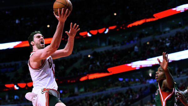 Jan 10, 2015; Chicago, IL, USA; Chicago Bulls forward Pau Gasol (16) shoots the ball against the Milwaukee Bucks during the second half at the United Center. The Chicago Bulls defeat the Milwaukee Bucks 95-87. - Sputnik Mundo
