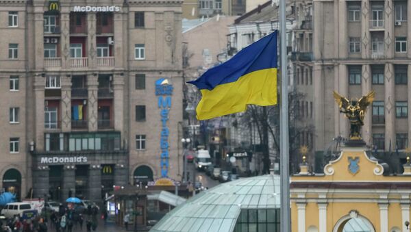 The Ukrainian flag flies at half-mast above Independence Square in a sign of mourning in Kiev, January 15, 2015. - Sputnik Mundo