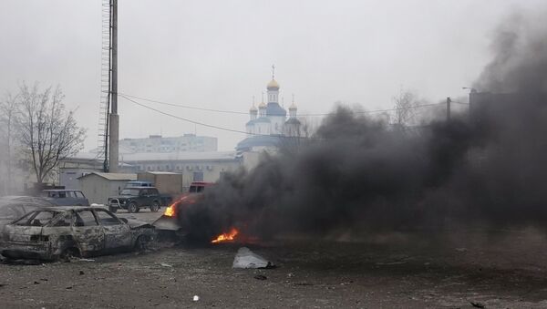 A car burns on the street after a shelling by pro-Russian rebels of a residential sector of Mariupol, eastern Ukraine, January 24, 2015 - Sputnik Mundo