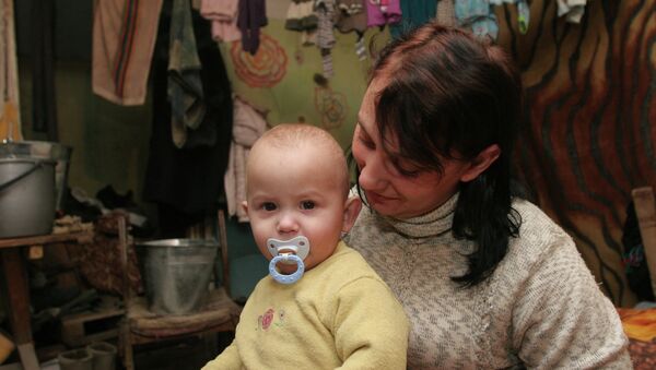 Más de 1.000 niños se esconden a diario en refugios antibombas de Donetsk, según Unicef - Sputnik Mundo