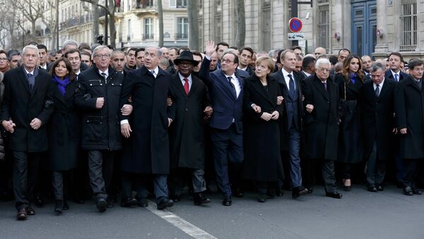 French President Francois Hollande is surrounded by Heads of state as they attend the solidarity march (Marche Republicaine) in the streets of Paris January 11, 2015. - Sputnik Mundo