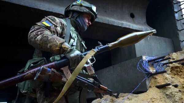 Украинский военный в деревне Пески - Sputnik Mundo