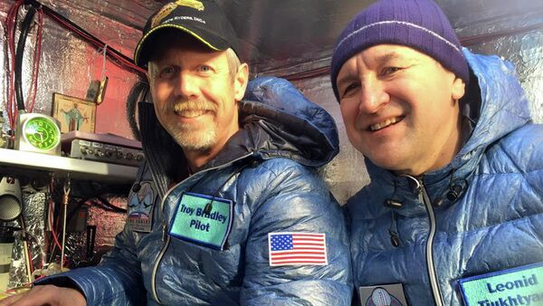 Pilotos Troy Bradley de EEUU y Leonid Tiujtiáev de Rusia - Sputnik Mundo