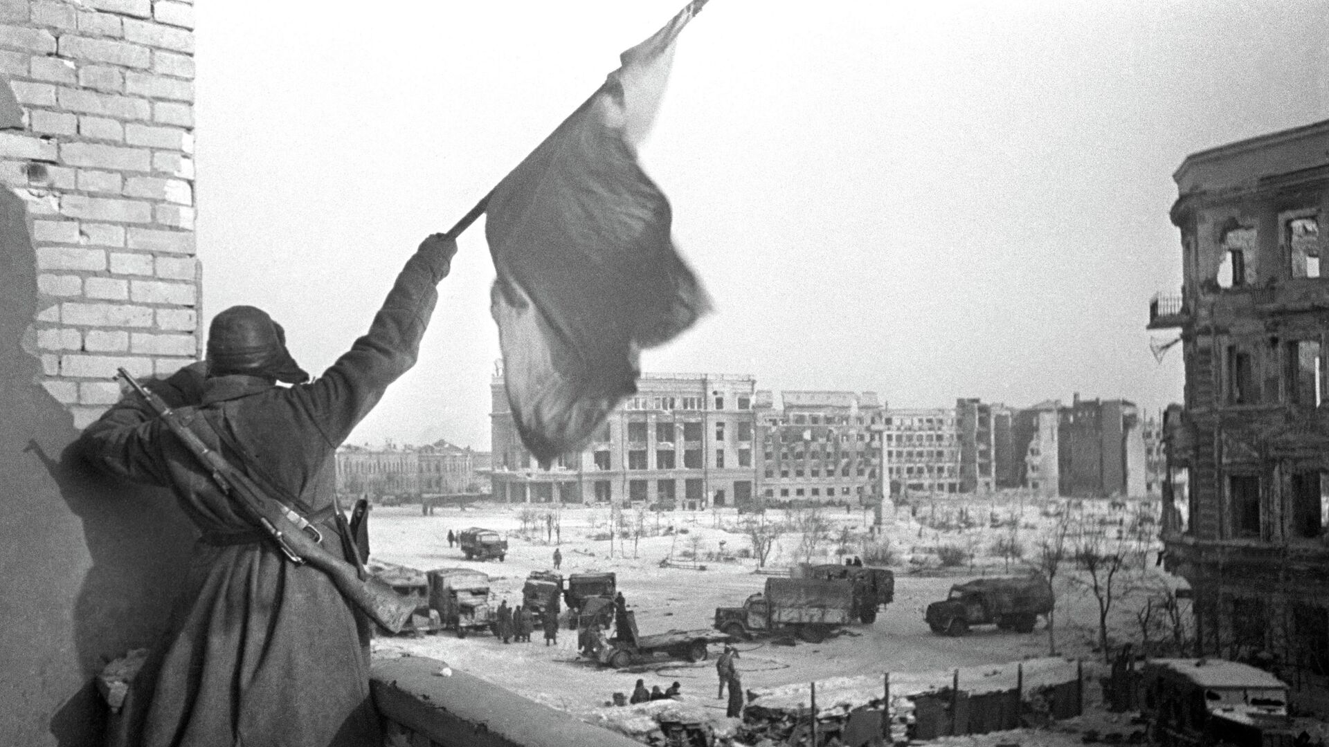 El combatiente soviético agarra la bandera en Stalingrado 09.01.1943 - Sputnik Mundo, 1920, 02.02.2023