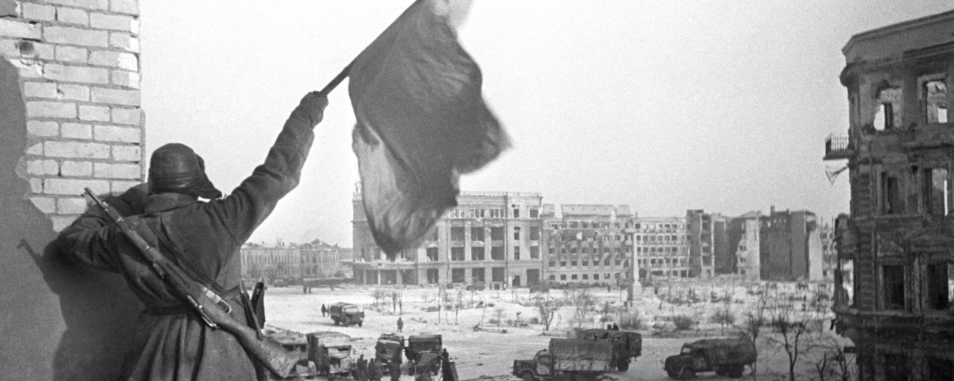 El combatiente soviético agarra la bandera en Stalingrado 09.01.1943 - Sputnik Mundo, 1920, 02.02.2023