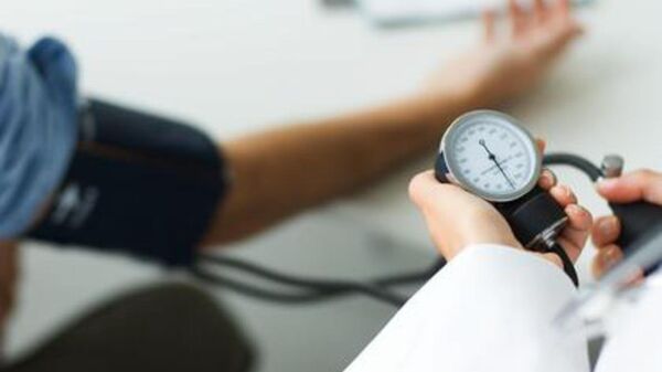 Doctor measuring patient's blood pressure - Sputnik Mundo