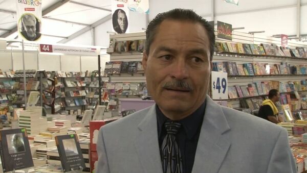 Мексиканский журналист Моисес Бийеда презентует свою книгу - Sputnik Mundo