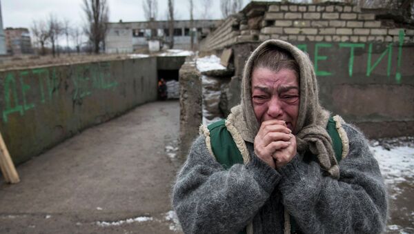Mujer reacciona como sus conocidos huyen de Debáltsevo debido a un conflicto militar - Sputnik Mundo