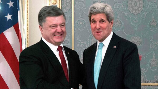 U.S. Secretary of State John Kerry (R) with Ukraine's President Petro Poreshenko (L) during a bilateral meeting in Kiev, February 5, 2015 - Sputnik Mundo