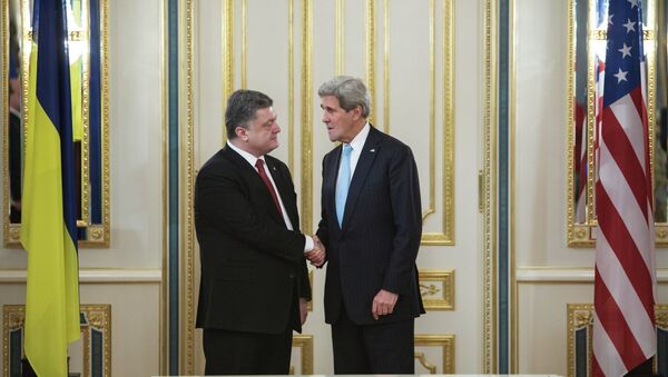 Presidente de Ucrania, Petró Poroshenko y Secretario de EEUU, John Kerry - Sputnik Mundo