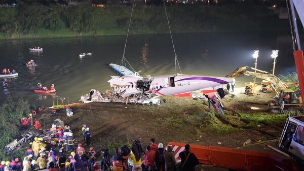 Rescuers lift the wreckage of the TransAsia ATR 72-600 oot of the Keelung river at New Taipei City on February 4, 2015. - Sputnik Mundo
