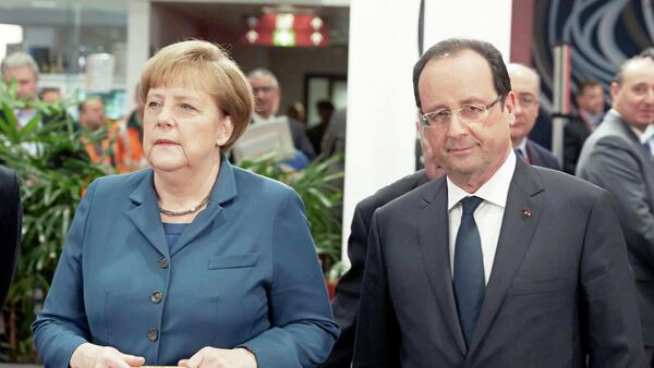 Francois Hollande und Angela Merkel - Sputnik Mundo