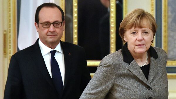 French President Francois Hollande (L) and German Chancellor Angela Merkel (R) walk prior to their meeting with the Ukrainian President in Kiev on February 5, 2015. - Sputnik Mundo