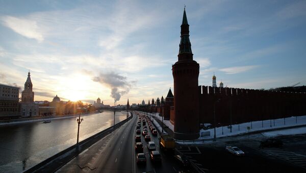 Vehicles travel along the embankment of the Moskva river past the Kremlin during sunset in the capital Moscow February 6, 2015 - Sputnik Mundo
