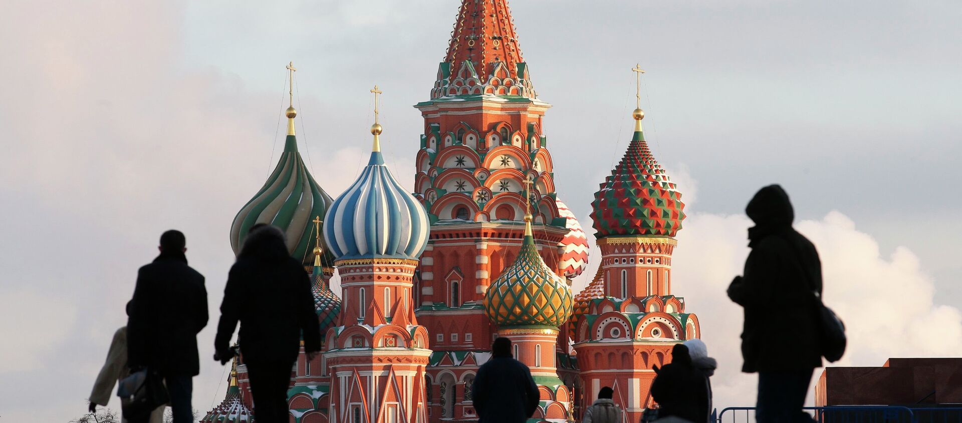 People walk in Red Square, with St. Basil's Cathedral seen in the background, in central Moscow February 6, 2015 - Sputnik Mundo, 1920, 01.02.2021