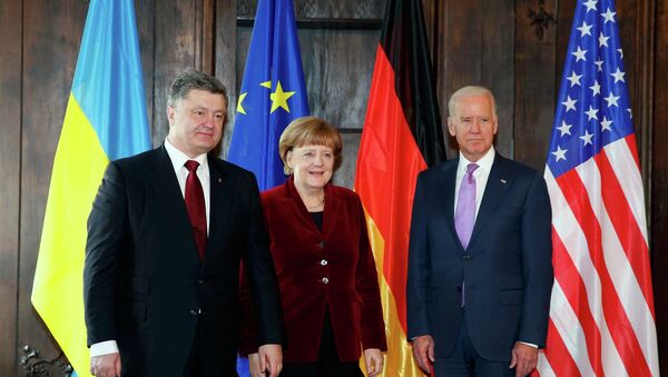 Presidente de Ucrania, Petró Poroshenko, canciller de Alemania, Angela Merkel y vicepresidente de EEUU, Joe Biden - Sputnik Mundo