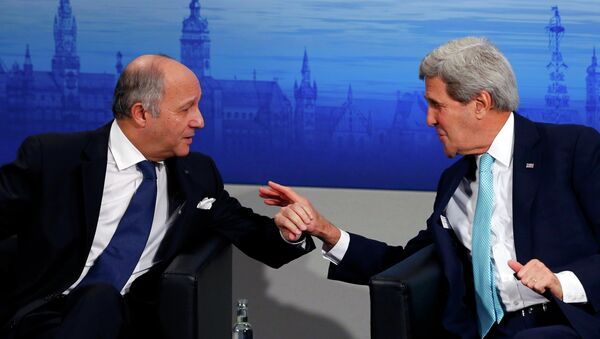 French Foreign Minister Laurent Fabius and U.S. Secretary of State John Kerry (R) at the 51st Munich Security Conference - Sputnik Mundo