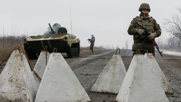 Ukrainian servicemen keep watch at no-man's land outside Debaltseve, Donetsk region February 6, 2015 - Sputnik Mundo