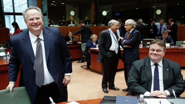 Greek Foreign Minister Nikos Kotzias and his Lithuanian counterpart Linas Linkevicius (R) in Brussels February 9, 2015 - Sputnik Mundo
