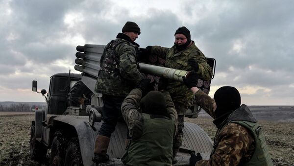 Ukrainian servicemen load Grad rockets outside Debaltseve, February 8, 2015 - Sputnik Mundo