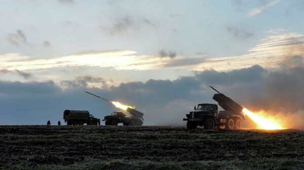 Ukrainian servicemen launch Grad rockets outside Debaltseve, eastern Ukraine February 8, 2015 - Sputnik Mundo