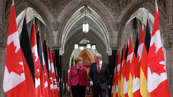 Canada's Prime Minister Stephen Harper (R) walks in the Hall of Honour with German Chancellor Angela Merkel on Parliament Hill in Ottawa February 9, 2015 - Sputnik Mundo