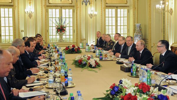 Президент России Владимир Путин и президент Египта Абдель Фаттах Ас-Cиси во время российско-египетских переговоров в Каире - Sputnik Mundo
