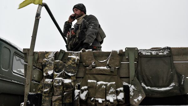 Ejército ucraniano acusa a las milicias de atacar sus posiciones 27 veces durante la noche - Sputnik Mundo