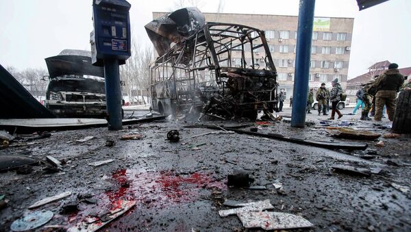 Vehículos destruidos en una estación de autobuses después de los bombardeos de Donetsk,11 de febrero, 2015 - Sputnik Mundo