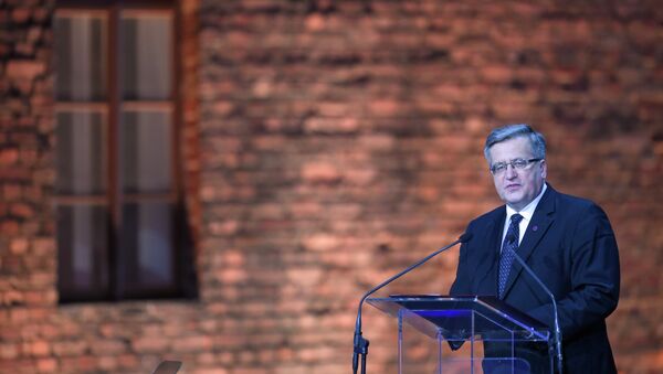 Poland's President Bronislaw Komorowski delivers a speech at a tent erected in front of the entrance of the former Nazi concentration camp Auschwitz-Birkenau during the main ceremony to mark the 70th anniversary of the liberation of the death camp on January 27, 2015 in Oswiecim, Poland. - Sputnik Mundo