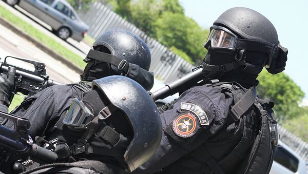 Agentes de la Unidad Táctica del BOPE aguardan la orden de asalto a las afueras de la estación Golfe Olímpico durante el simulacro de secuestro - Sputnik Mundo