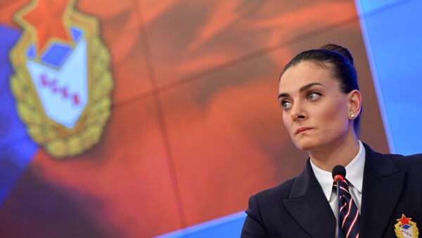 Елена Исинбаева объявила о возвращении в большой спорт - Sputnik Mundo