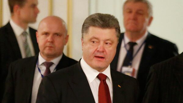 Ukrainian President Petro Poroshenko (front) in Minsk, February 12, 2015 - Sputnik Mundo