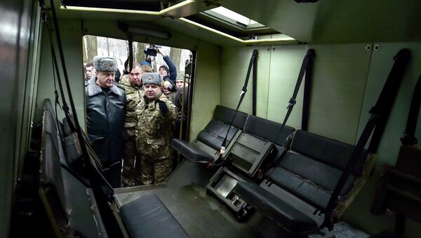 Petró Poroshenko inspeccionan vehículo blindado ligero Saxon - Sputnik Mundo