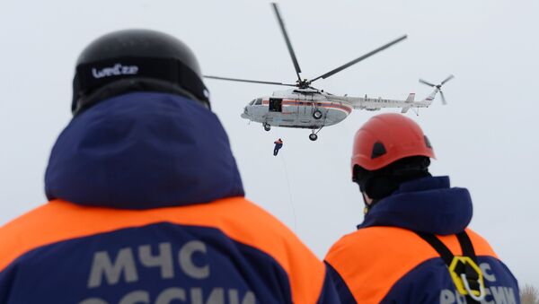 Спасатели МЧС РФ проводят учения по воздушно-десантной подготовке в Казани - Sputnik Mundo