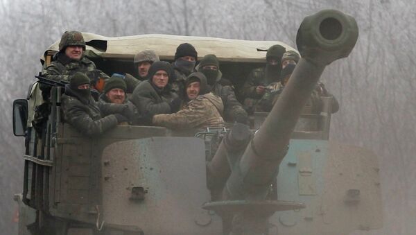 Ukrainian government soldiers ride on a vehicle on the road between the towns of Dabeltseve and Artemivsk, Ukraine, Saturday, Feb. 14, 2015 - Sputnik Mundo